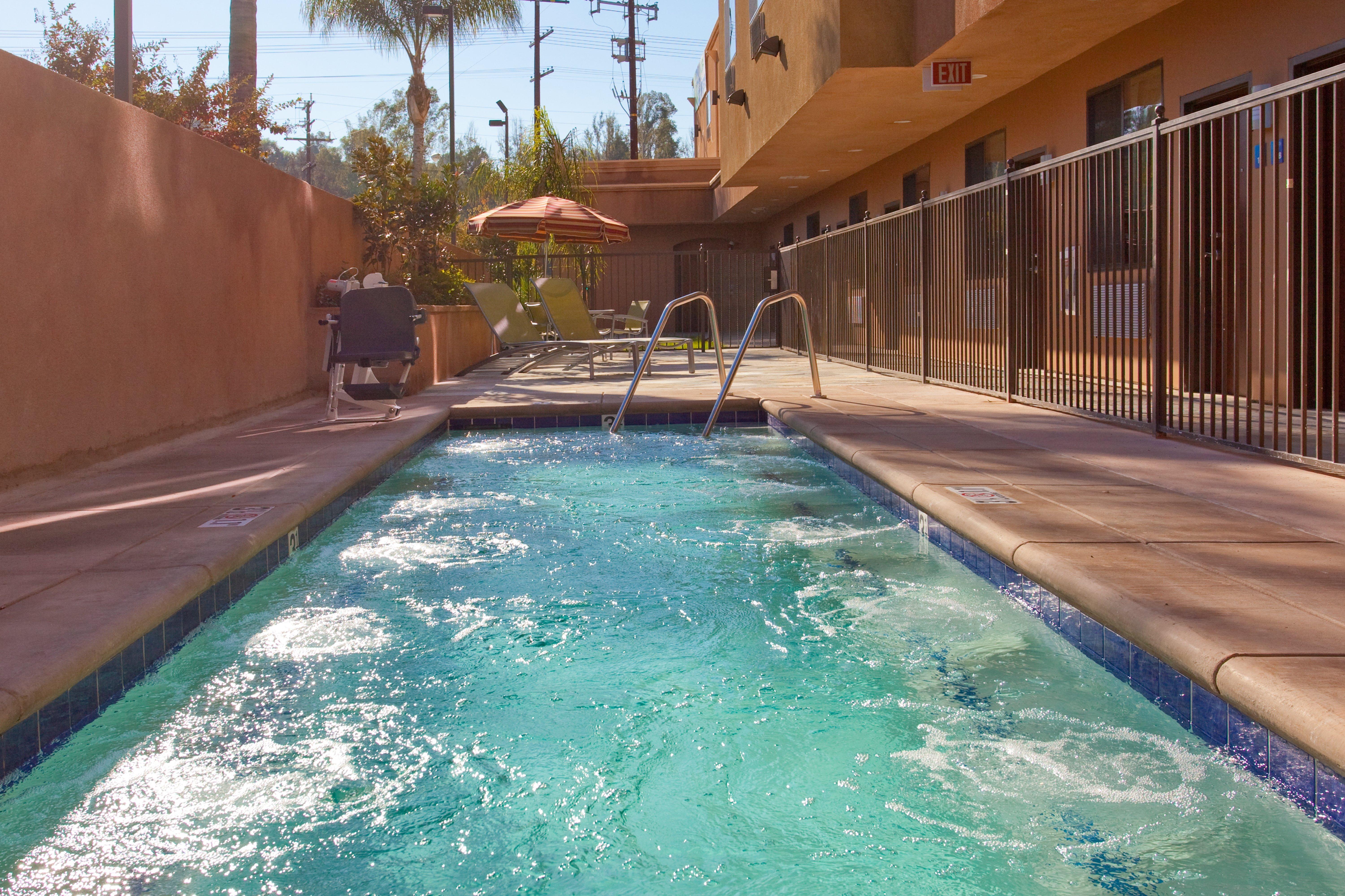 Holiday Inn Express Hotel & Suites Woodland Hills By Ihg Los Angeles Dış mekan fotoğraf